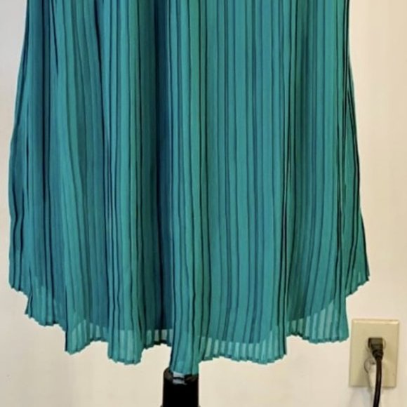 Green Dress - Picture 2 of 2